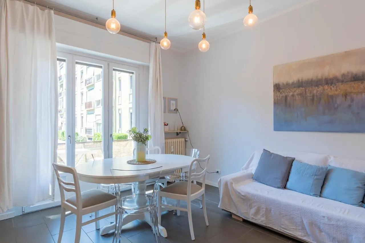 Renovated Flat Medeghino 24 Apartment Milan Italy