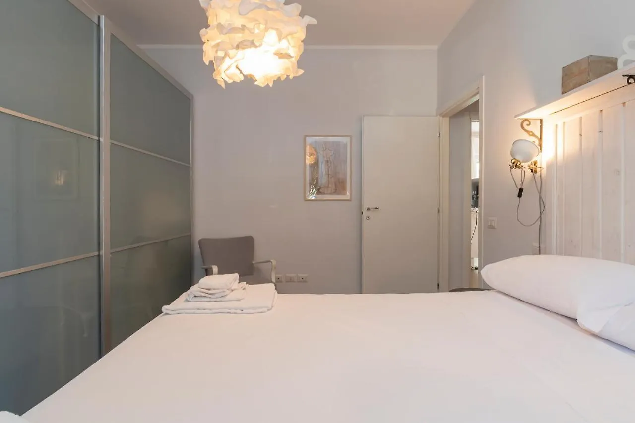 Renovated Flat Medeghino 24 Apartment Milan Italy